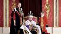 Istana Buckingham merilis potret Raja Charles III usai penobatan yang ditemani oleh Pangeran William dan Pangeran George di sampingnya. Foto seolah menunjukkan raja dari tiga generasi berbeda. (Dokumentasi: The Royal Family, Fotografer: Hugo Burnand)