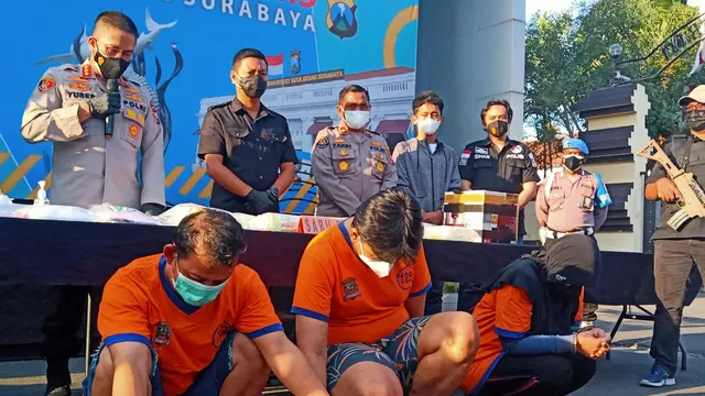 Polrestabes Surabaya menangkap kurir dan pengedar narkoba. (Dian Kurniawan/Liputan6.com)