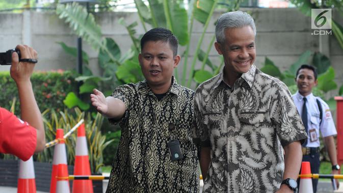 Gubernur Jawa Tengah Ganjar Pranowo (kanan) tiba di Gedung KPK, Jakarta, Jumat (10/5/2019). Selain Ganjar, KPK juga memanggil Bupati Morowali Utara Aptripel Tumimomor sebagai saksi untuk Markus. (merdeka.com/Dwi Narwoko)