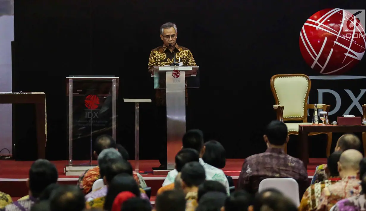 Ketua Dewan Komisioner Otoritas Jasa Keuangan (OJK) Wimboh Santoso memberi sambutan saat pembukaan perdagangan saham 2018 di Gedung Bursa Efek Indonesia, Jakarta, Selasa (2/1). (Liputan6.com/Faizal Fanani)