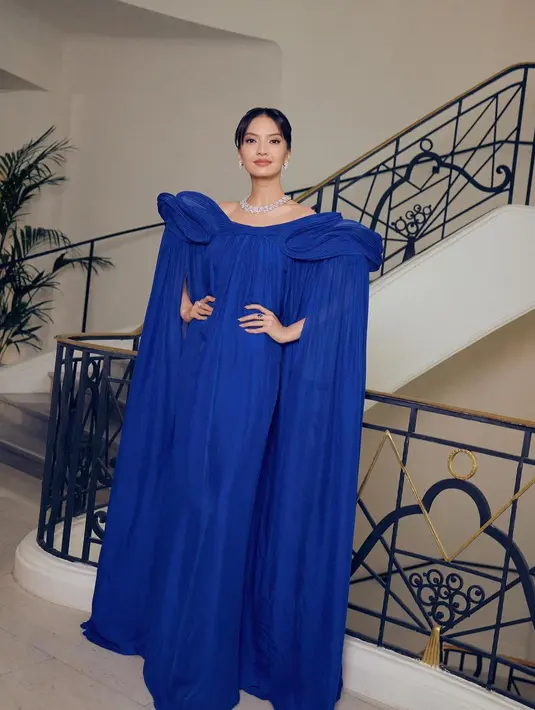 Hadiri premiere film Killers of The Flower Moon, Sabtu [20/5], Raline tampil dalam balutan off shoulder dress karya Gaurav Gupta dan perhiasan Chopard. [Foto: IG/ralineshah].