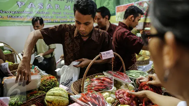 Antusias Warga Antre di Pasar Murah Kemendag