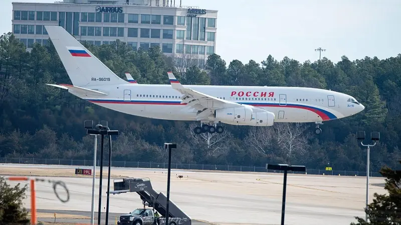 Pesawat  Rusia Tiba di AS Jemput 35 Diplomat yang Diusir Obama