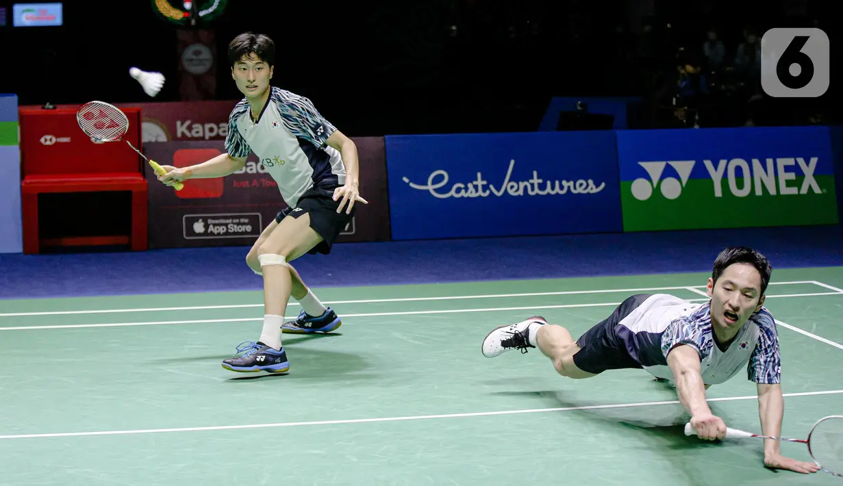 Pebulu tangkis ganda putra Korea Selatan Choi Sol Gyu/Kim Won Ho saat melawan pebulu tangkis ganda putra China Liu Yu Chen/Ou Xuan Yi pada pertandingan final East Ventures Indonesia Open 2022 di Istora Senayan, Jakarta, Minggu (19/6/2022). China Liu Yu Chen/Ou Xuan Yi juara East Ventures Indonesia Open 2022 usai mengalahkan Choi Sol Gyu/Kim Won Ho dengan skor 21-17 dan 23-21. (Liputan6.com/Faizal Fanani)