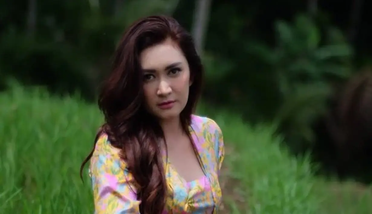 Dengan mengenakan kebaya dengan motif dan warna seru, gaya kebaya yang dikenakan juga sukses jadikan tampilan lebih atraktif.