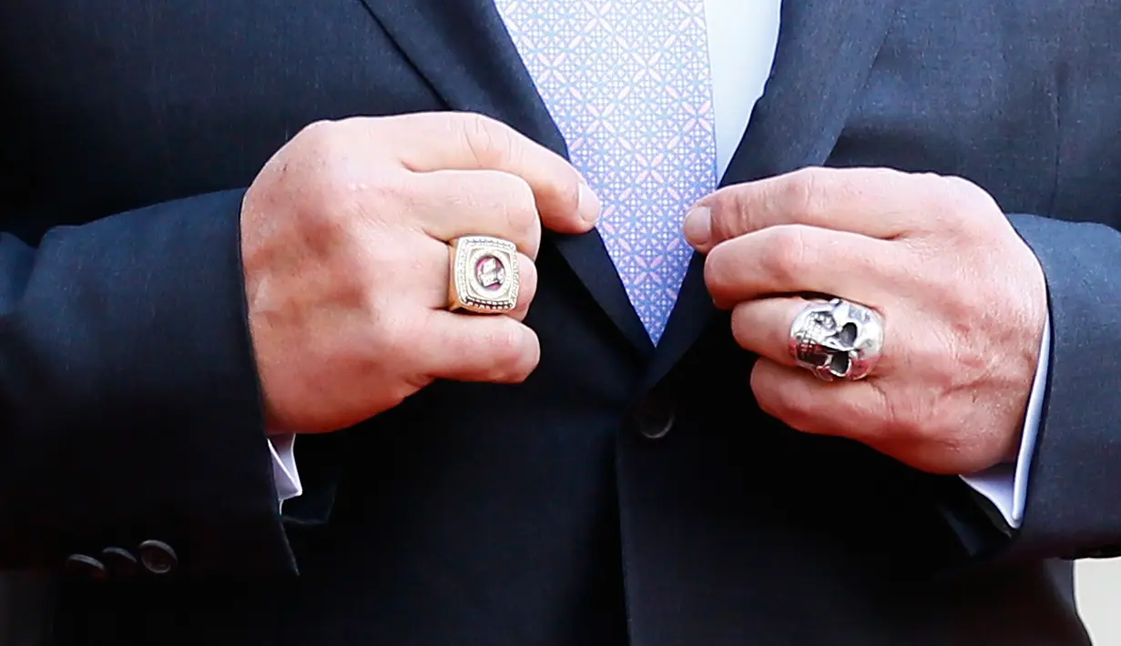 Detail cincin yang dikenakan oleh aktor AS, Arnold Schwarzenegger ketika menghadiri KTT One Planet Summit di Paris, Selasa (12/12). One Planet Summit sendiri merupakan kegiatan yang diselenggarakan oleh PBB dan Bank Dunia. (AP Photo/Christophe Ena)