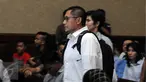 Mantan Ketum Partai Demokrat Anas Urbaningrum saat tiba di Pengadilan Tipikor, Jakarta, Rabu (23/3). Anas menjadi saksi dalam perkara tindak pidana pencucian uang (TPPU) dengan terdakwa politikus partai Demokrat, M Nazaruddin. (Liputan6.com/Helmi Afandi)