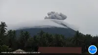 Gunung Ibu di Pulau Halmahera, Maluku Utara, mengalami erupsi hari ini, Senin (22/1/2024). (Liputan6.com/ Dok PVMBG)
