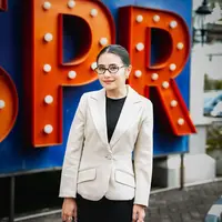 Gaya Mengajar Prilly Latuconsina yang Anggun dan Profesional (Instagram/@prillylatuconsina96)