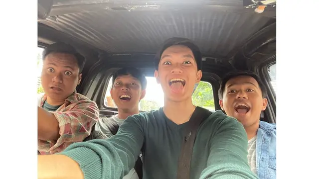 6 Potret Joshua Suherman dan Pemain Yowis Ben, Kompak Banget