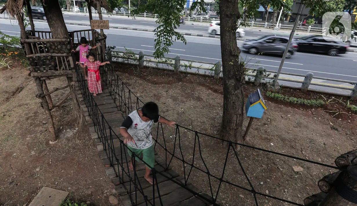 Anak-anak bermain di Taman Tomang Rawa Kepa, Jakarta, Minggu (21/6/2020). Lokasi tersebut menjadi salah satu tempat alternatif liburan warga untuk menghilangkan kebosanan di tengah masa PSBB transisi. (Liputan6.com/Johan Tallo)