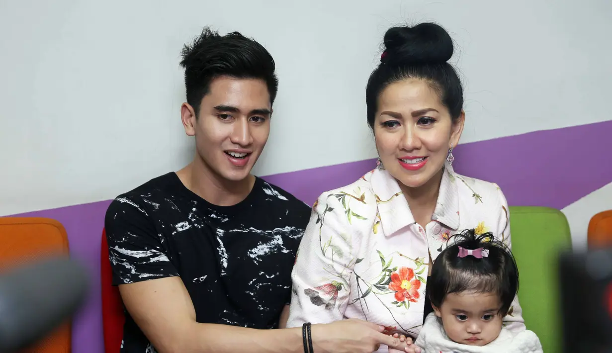 Tidak hanya baik, Natasha juga membuatnya senang. Venna melihat teman dekat Verrel yang mulai mendekatkan dengan keluarga Verrel. Begitu juga dengan anggota keluarga baru, anak angkat Venna yang baru diangkat belum lama ini. (Nurwahyunan/Bintang.com)