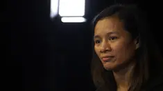 Petarung MMA, Priscilla Lumban Gaol, mendengarkan pertanyaan saat kunjungan ke kantor redaksi KLY di Jakarta, Jumat (18/1). Dirinya akan bertarung pada laga One Championship pada Sabtu (19/1) di Istora Senayan. (Bola.com/Yoppy Renato)