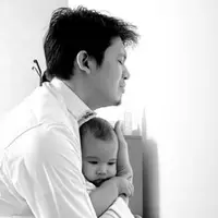 Zaskia membagikan foto Irwansyah yang terlihat sedang memeluk anaknya, Ukkasya Muhammad Syahki, sembari memejamkan mata. (Instagram/zaskiasungkar15)