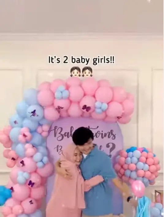 Keduanya saling berpelukan, mengekspresikan rasa bahagia saat mengetahui mereka akan dikaruniai anak kembar perempuan. (Foto: Instagram/ anisarahma_12)