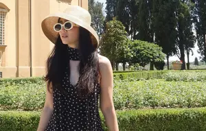 Potret Febby Rastanty Liburan di Italia, Tampil Anggun Bak Madam dengan Topi Pantai