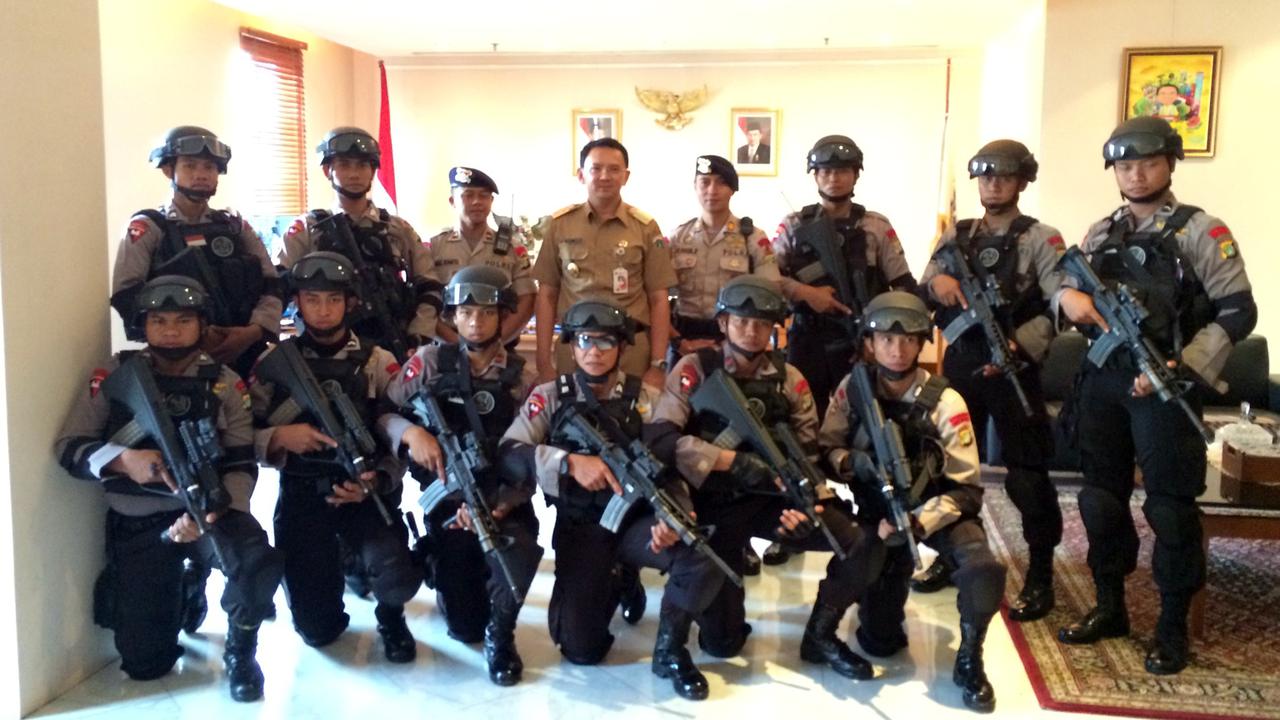 Aksi Polisi Penjinak Bom di Ruang Kerja Ahok