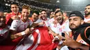 Pemain tim nasional sepak bola Tunisia melakukan selebrasi usai pertandingan melawan Libya di kualifikasi Piala Dunia 2018 di Stadion Olimpiade Rades, Tunisia (11/11). Tunisia berhasil lolos ke Piala Dunia 2018. (AFP Photo/Fethi Belaid)