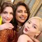 Anne Hathaway, Priyanka Chopra, dan Lisa Blackpink. (Instagram/ priyankachopra)