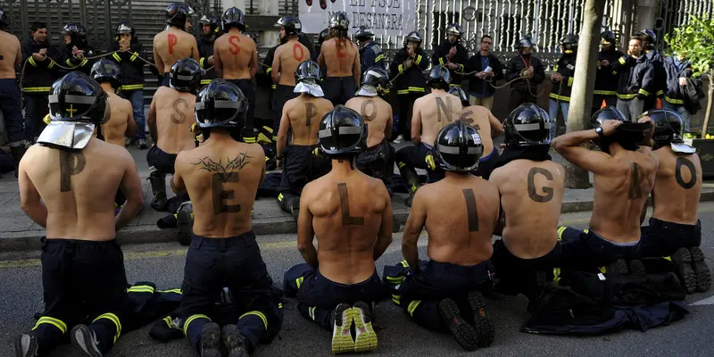 20151119-Puluhan Petugas Pemadam Kebakaran Mogok Bertugas Minta Naik Gaji-Spanyol