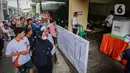Antrean warga yang akan melakukan pencoblosan surat suara pada pemilu 2024 susulan di wilayah Kelurahan Larangan Utara, Kecamatan Larangan, Kota Tangerang, Banten, Minggu (18/2/2024). (Liputan6.com/Angga Yuniar)