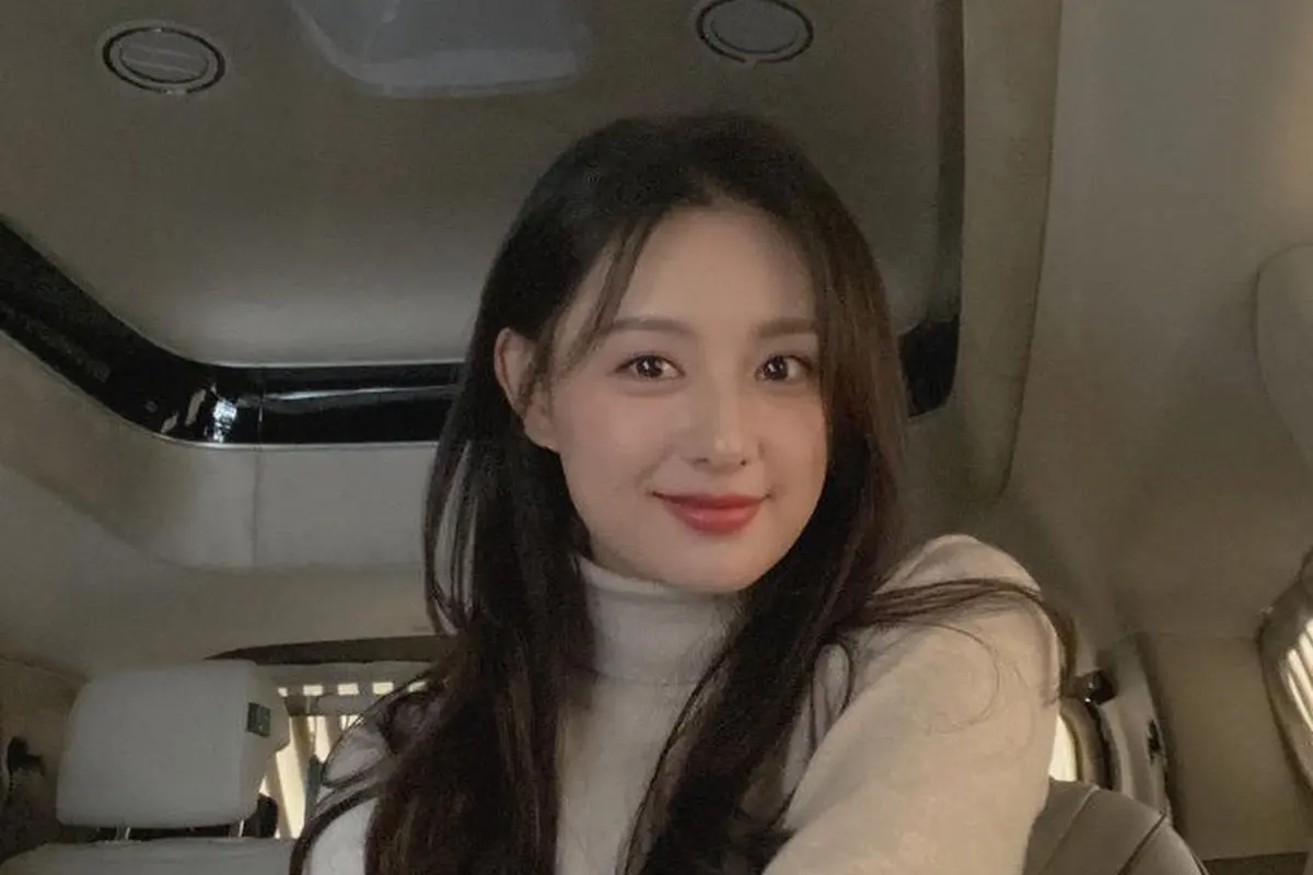 Transformasi Gaya Rambut Kim Ji Won. [@geewonii]