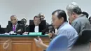 OC Kaligis mendengarkan saksi saat sidang di Pengadilan Tipikor, Jakarta, Kamis (8/10/2015). JPU menghadirkan tiga saksi yaitu Hakim PTUN Medan Tripeni Irinto Putro, Darmawan Ginting dan Amir Fauzi, yang diduga merima suap. (Liputan6.com/Andrian M Tunay)
