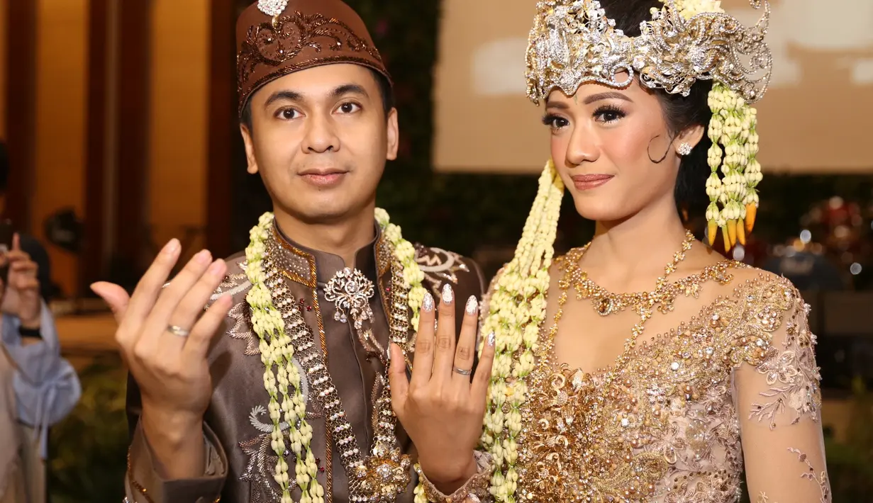 Ada kejadian lucu lainnya yang diceritakan langsung oleh bapak Din Syamsuddin. Setelah foto bersama kedua saksi pernikahannya, Bapak Agung Laksono dan Bapak Mulyadi, Radit malah ikut turun meninggalkan istrinya. (Nurwahyunan/Bintang.com)