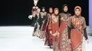 Sebanyak 12 outfit dengan siluet A dan I diperagakan para model di atas panggung catwalk IFW 2023. Bahan tenun dan batik dengan bahan chiffon, jaguar, tule, lace berpadu padan warna burgundy, marron, terakota, hitam, dan cream. [Foto: Bambang E Ros/Fimela.com]