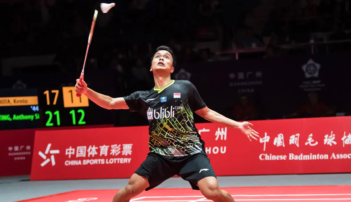 Tunggal putra Indonesia Anthony Sinisuka Ginting berusaha mengembalikan kok ke arah Kento Momota dari Jepang pada laga final BWF World Tour Finals 2019 di Tianhe Gymnasium, Guangzhou, China, Minggu (15/12/2019).  Anthony Ginting gagal juara BWF World Tour Finals 2019 setelah takluk 21-17, 17-21, 14-