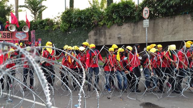 Massa buruh dari Kongres Aliansi Serikat Buruh Indonesia (KASBI) memanas lantaran tidak bisa masuk kawasan Bundaran HI. (Liputan6.com/Putu Merta Surya Putra)