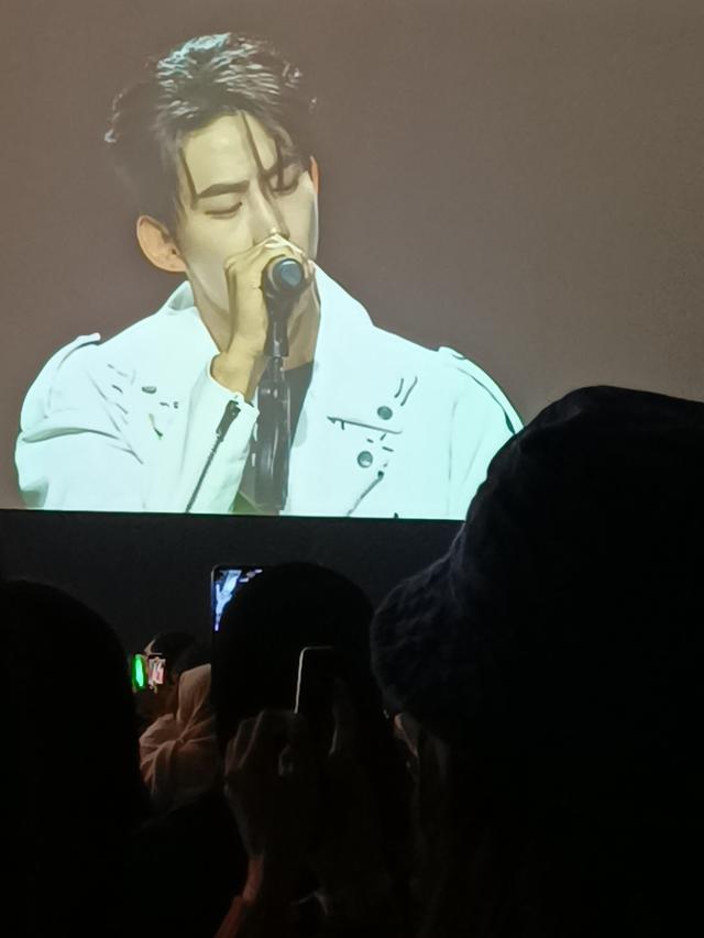 Ok Taecyeon membawakan beberapa lagu dalam fanmeeting di Jakarta
