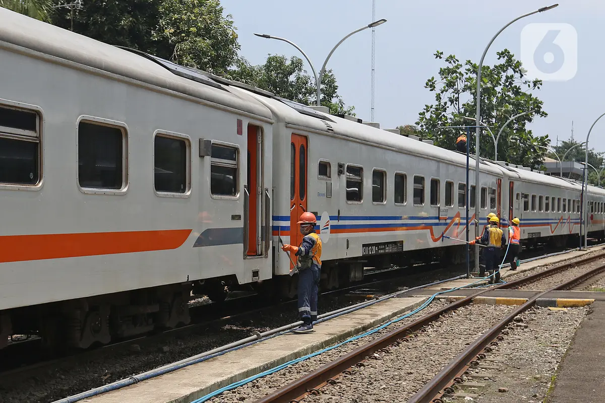 Penyemprotan Disinfektan Gerbong Kereta di Stasiun Pasar Senen