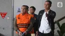 Wakil Menteri Imigrasi dan Pemasyarakatan (Wamen Imipas), Silmy Karim (kiri), dikawal petugas menuju mobil tahanan usai menjalani pemeriksaan intensif di Gedung Merah Putih Komisi Pemberantasan Korupsi (KPK), Jakarta, Kamis (4/6/2026). (Liputan6.com/Helmi Fithriansyah)