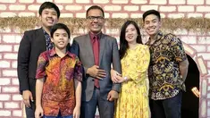 Selama 3 tahun di Jepang, Jerome belum pulang ke Indonesia dan kumpul bersama keluarga. Di Hari Natal 2019 lalu, dirinya memiliki kesempatan untuk pulang dan merayakan Natal di Indonesia bersama keluarganya. Jeorme berkumpul bersama kedua orang tua, kakak, dan adiknya.(Liputan6.com/IG/@jeromepolin)