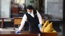 Seorang karyawan memeriksa suhu tubuh seorang wanita di Hotel Conrad di Kairo, Mesir pada Selasa (2/6/2020). Pemerintah Mesir mulai mengizinkan puluhan hotel beroperasi kembali untuk melayani wisatawan lokal dengan kapasitas dibatasi 50 persen. (Xinhua/Ahmed Gomaa)