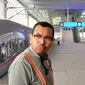 Staf Khusus Menteri sekaligus Juru Bicara Kementerian BUMN, Arya Sinulingga mencoba Kereta Cepat Jakarta Bandung dari Km 14 Bekasi Timur menuju Stasiun Tegalluar, Minggu (25/6/2023). Maulandy/Liputan6.com)