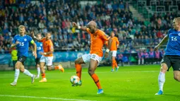 Striker Belanda, Ryan Babel, mengontrol bola saat melawan Estonia pada laga Kualifikasi Piala Eropa 2020 di Talinn, Estonia, Senin (9/9). Estonia kalah 0-4 dari Belanda. (AFP/Raigo Pajula)