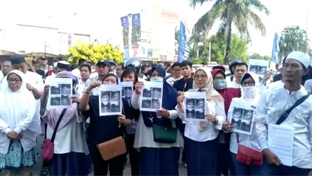 Kesal karena jalan di sekitar rumahnya rusak parah, warga Taman Anyelir 3 berunjuk rasa. Mereka menuntut perbaikan akses jalan dan sarana lainnya.