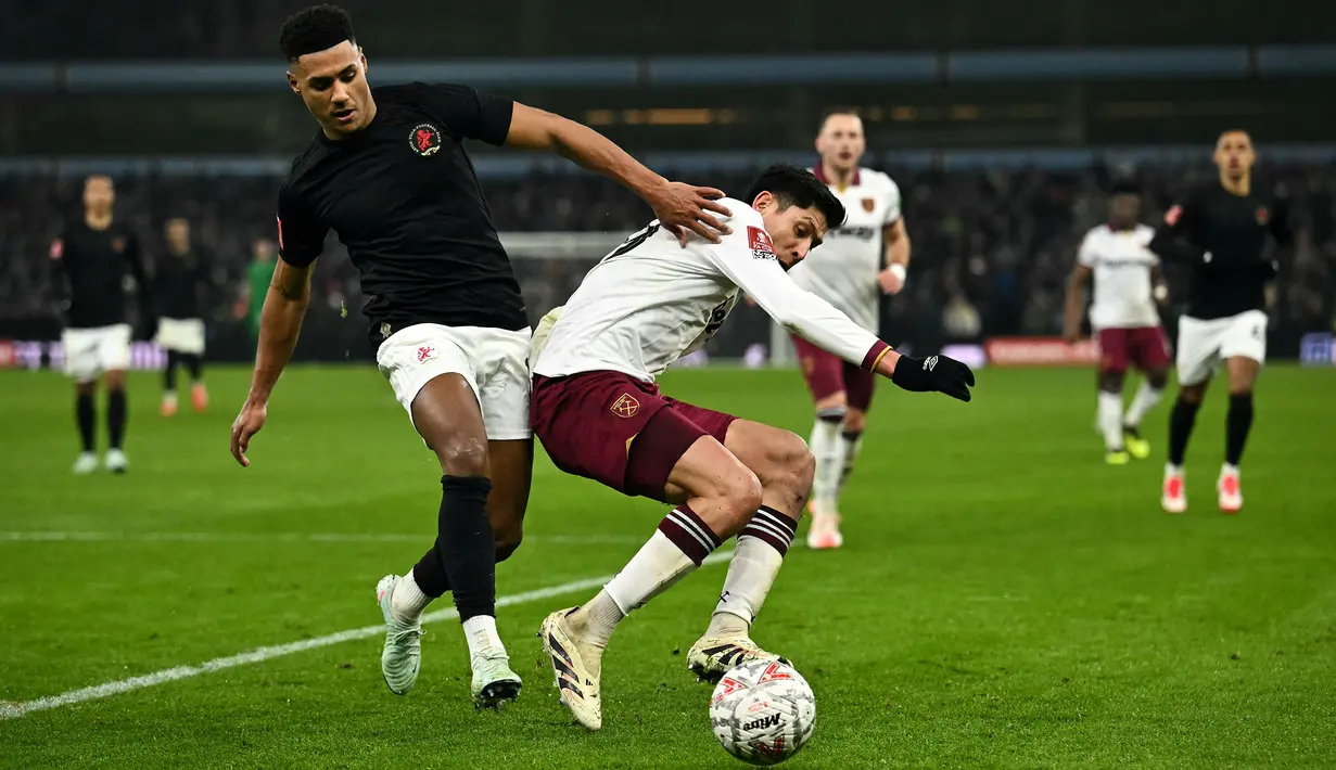 Pemain Aston Villa, Ollie Watkins (kiri) berebut bola dengan pemain West Ham United, Edson Alvarez pada laga lanjutan putaran ketiga Piala FA di Villa Park, Brimingham, Inggris, Minggu (11/01/2025). (AFP/Ben Stansall)