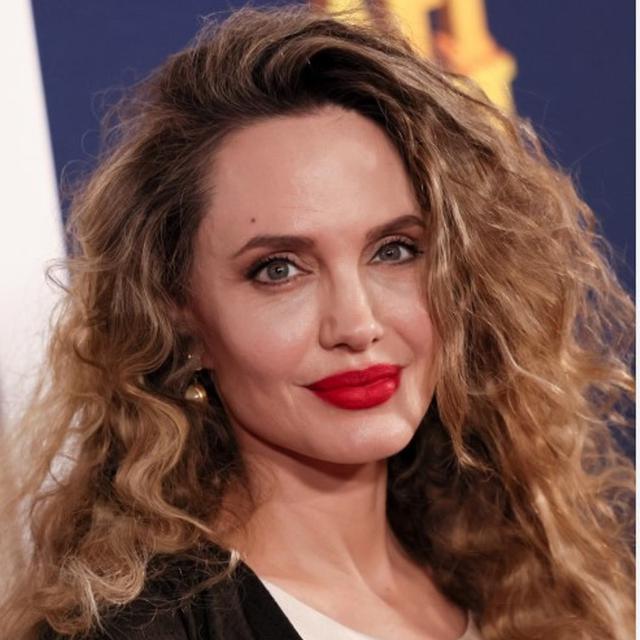 Angelina Jolie Tampil Beda dengan Rambut Keriting di Pemutaran Perdana Film Maria, Dijagokan Masuk Nominasi Oscar