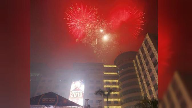 Kembang api malam tahun baru 2019 di Manila, Filipina (AFP PHOTO)