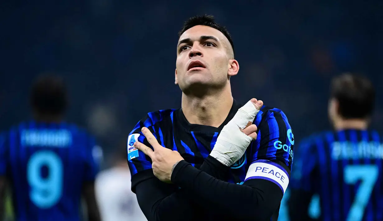Tiga menit usai turun minum atau pada menit ke-48, Lautaro Martinez berhasil menambah keunggulan untuk Inter Milan lewat aksinya memanfaatkan umpan sepak pojok dari Calhanoglu. Tampak dalam foto, penyerang Inter Milan asal Argentina, Lautaro Martinez melakukan selebrasi usai mencetak gol untuk I Nerazzurri dalam pertandingan pekan ke-17 Serie A Italia melawan Bologna di Stadion San Siro, Milan, Minggu (4/1/2026) waktu setempat atau Senin (5/1/2026) dini hari WIB. (Piero CRUCIATTI/AFP)