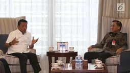 Direktur Utama Indosiar, Imam Sudjarwo (kanan) berbincang dengan Kepala Staf Kepresidenan Jenderal (Purn) Moeldoko saat melakukan audensi di komplek Istana, Jakarta, Kamis (22/3). (Liputan6.com/Angga Yuniar)
