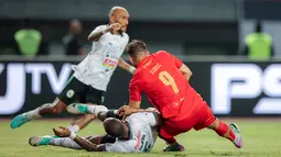 Drama gol terjadi di injury time babak kedua saat striker Persija Jakarta, Marko Simic (kanan), dilanggar oleh bek PSS Sleman, Thales (tengah). Wasit asal Jepang, Futoshi Nakamura, menunjuk titik putih untuk Macan Kemayoran. (Bola.com/Bagaskara Lazuardi)