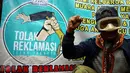 Masyarakat Nelayan Tradisional Teluk Jakarta mengenakan masker selam saat unjuk rasa di Kementerian Lingkungan Hidup dan Kehutanan, Jakarta, Kamis (3/11). Dalam aksinya, mereka meneriakkan pencabutan reklamasi di teluk Jakarta. (Liputan6.com/Johan Tallo)