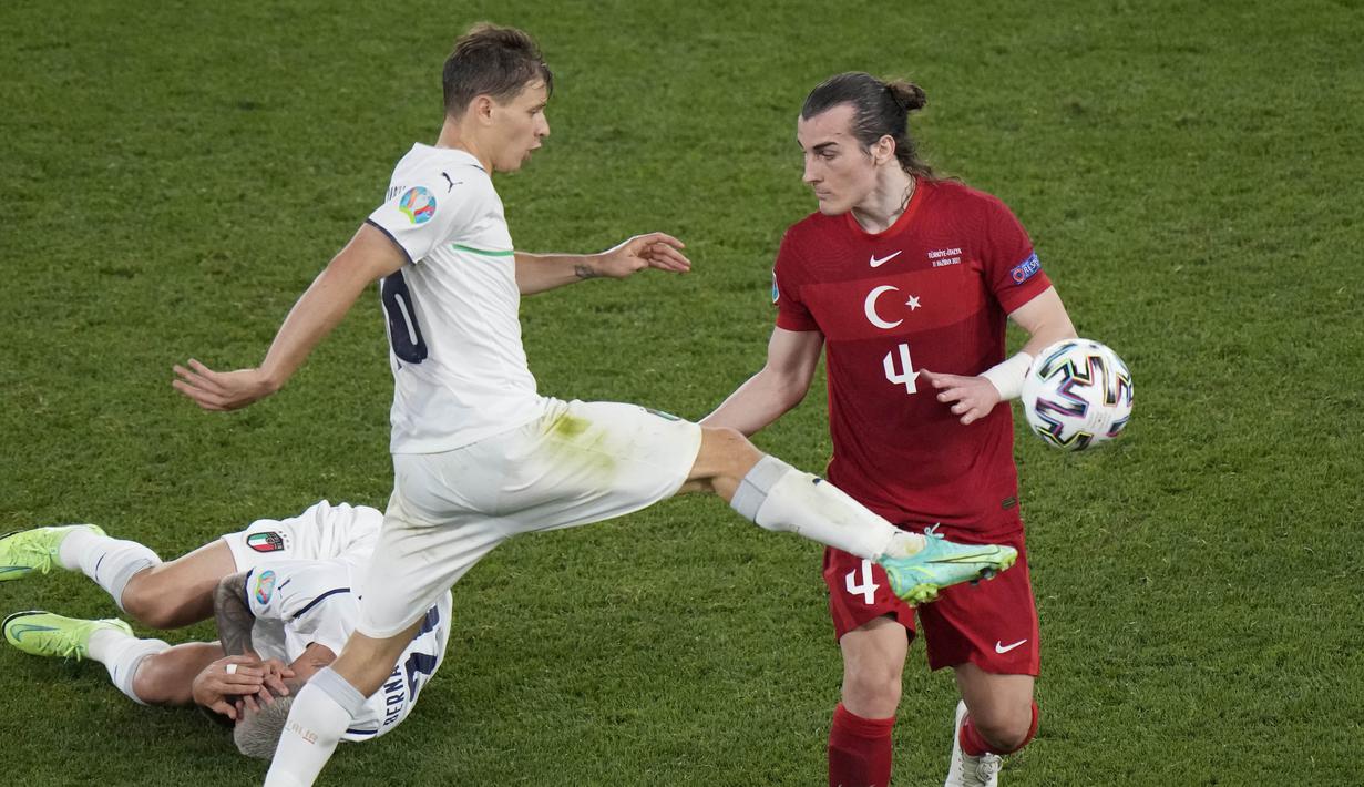 Turki semakin berantakan. Italia menunjukkan kalau mereka masih bernafsu mencetak gol keempat dengan mengganti trio penyerangnya.  (Foto: AP/Pool/Andrew Medichini)