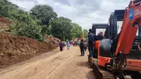 Jalan nasional penghubung Cianjur-Bogor sudah bisa dilintasi kendaraan. Namun, jalur tersebut belum akan difungsikan karena masih rawan longsor.  (Liputan6.com/Achmad Sudarno)