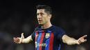Robert Lewandowski. Striker Polandia berusia 34 tahun yang baru saja bergabung dengan Barcelona pada awal musim 2022/2023 setelah meninggalkan Bayern Munchen ini juga menjadi pemain dengan kontribusi gol terbanyak kedua di Liga top Eropa bersama kedua klub tersebut selama tahun 2022. Ia juga total berkontribusi atas 36 gol dari 32 laga di Liga Jerman dan Spanyol dengan rincian mencetak 29 gol serta menyumbang 7 assist. (AFP/Pau Barrena)