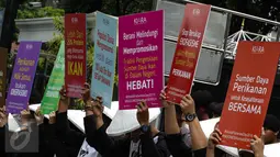 Pengunjuk rasa menunjukan tulisan saat aksi di depan gedung KKP, Jakarta (21/11). Aksi ini mengajak masyarakat Indonesia untuk menjaga sumber daya kelautan dari ancaman kerusakan dan penangkapan ikan ilegal. (Liputan6.com/Faizal Fanani)